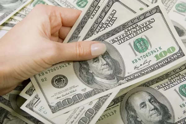 El dólar subió 42 centavos, afectado por mal clima internacional