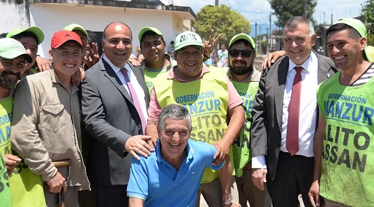 EN VILLA ALEM. Esta mañana, Manzur y Jaldo recorrieron obras realizadas entre la SAT y la Secretaría de Saneamiento. 