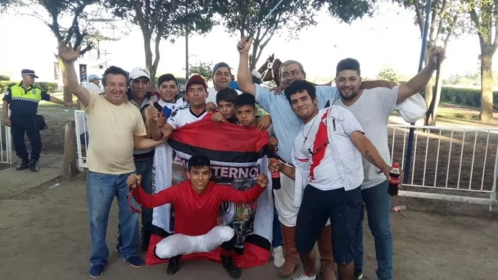 MÁXIMA ALEGRÍA. Los hinchas de River, con el jockey Sergio Abregú a la cabeza (en el centro), mostraron su euforia. LA GACETA / FOTOS DE CARLOS GUSTAVO CHIRINO