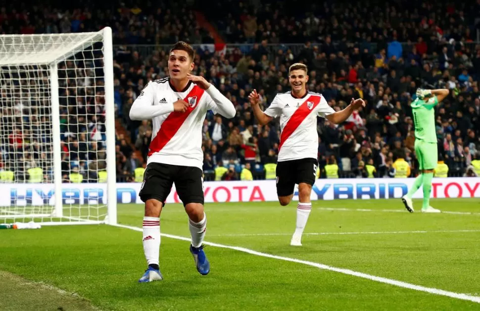 LAS DOS CARAS. Juan Fernando Quintero celebra el tremendo gol que acaba de hacer en el Bernabéu. Al fondo, Andrada -que no pudo hacer nada- se lleva las manos a la cabeza en señal de lamento. reuters