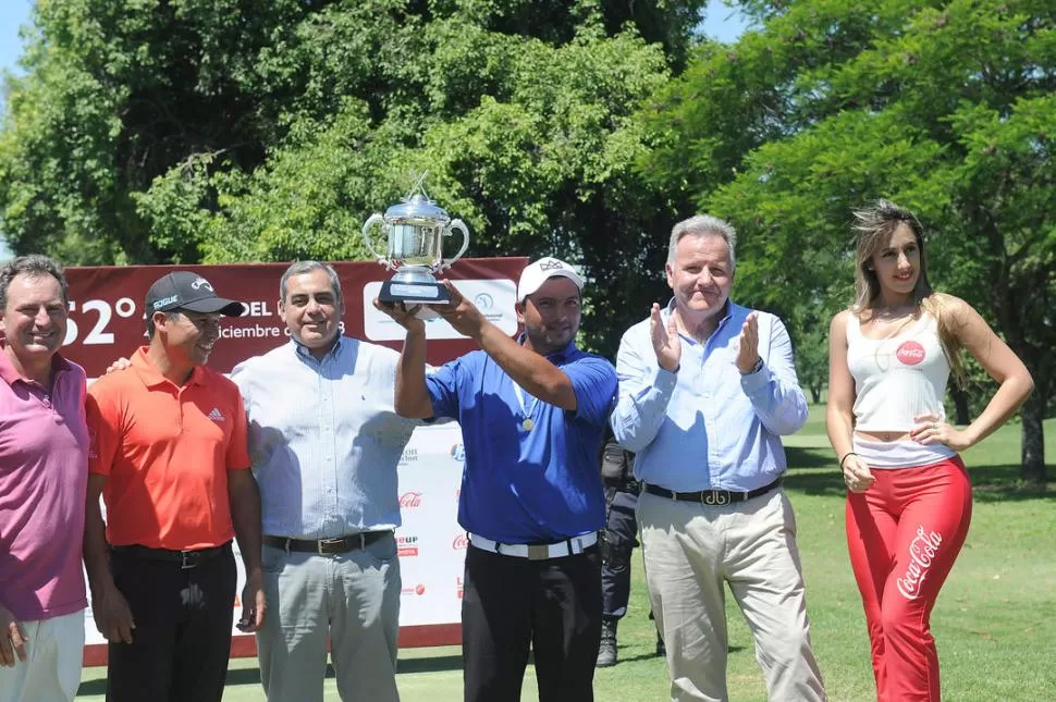 EL FRUTO DEL ESFUERZO. Jorge Monroy muestra el trofeo que se adjudicó ayer, que se suma a los logrados en 2010 y 2016. la gaceta / foto de hector peralta