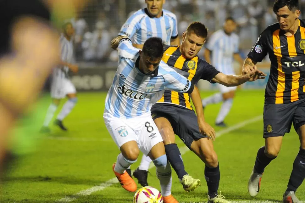 A DESCANSAR. Acosta fue uno de los jugadores que más jugó durante 2018. LA GACETA / FOTO DE HECTOR PERALTA 