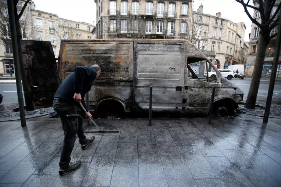 DÍA DESPUÉS. La ciudad de Burdeos sufrió actos de vandalismo durante las protestas de los “chalecos amarillos”.  reuters