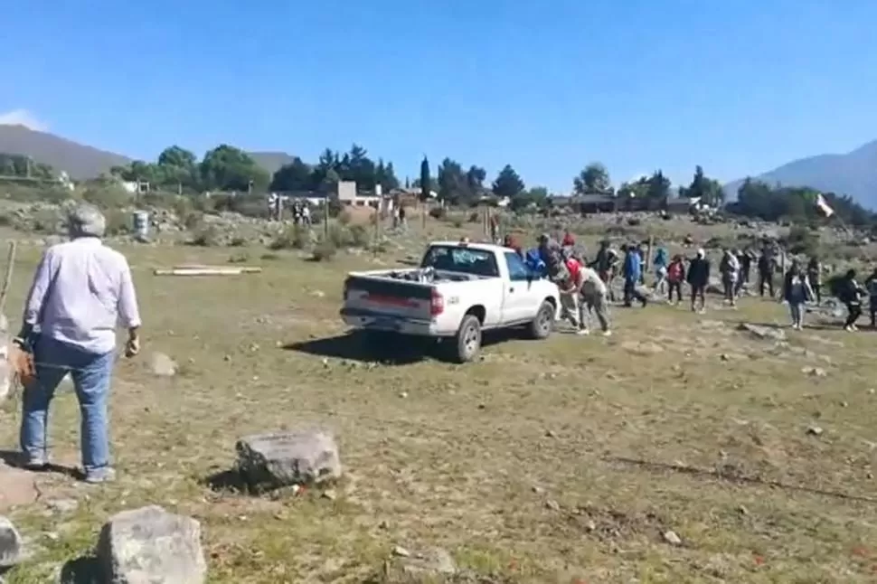 MOMENTO TENSO. El abogado Terán logró capturar con su celular la violenta disputa, en la que se vieron involucradas decenas de personas. captura de video