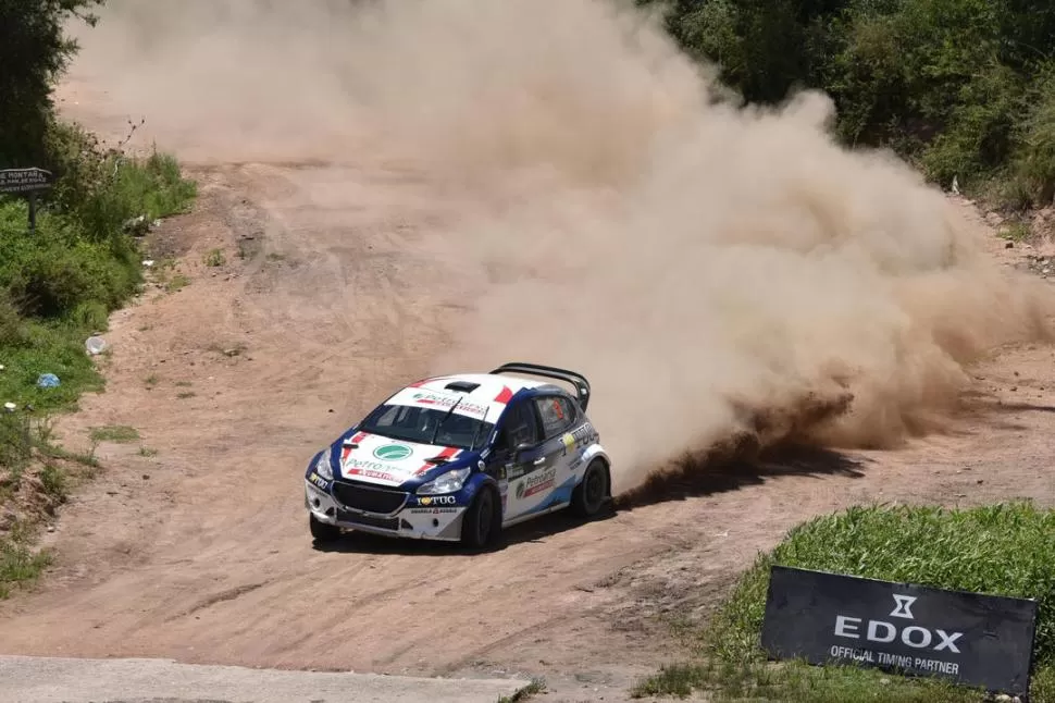 LO LOGRARON. Padilla, su navegante Nicolás García y el Peugeot 208 MR aseguraron el subcampeonato de la clase más competitiva del torneo para el equipo Baratec.  fotos de marcelino mercado