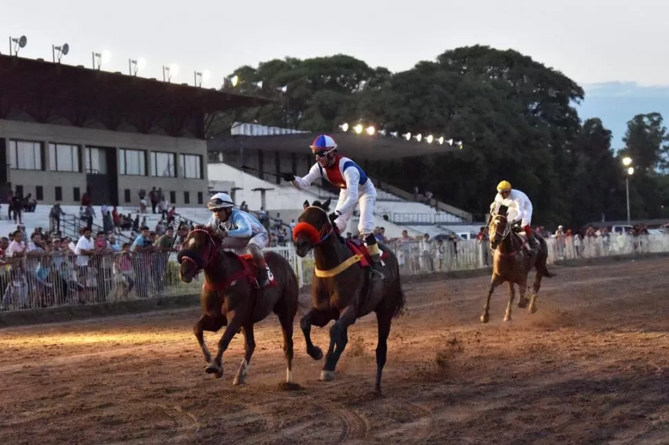 EMOTIVO FINAL. Citta Di Bari (derecha) contó con la buena conducción de Ángel Vai para contener la carga de Soy Irresistible. LA GACETA / FOTO DE Inés Quinteros Orio