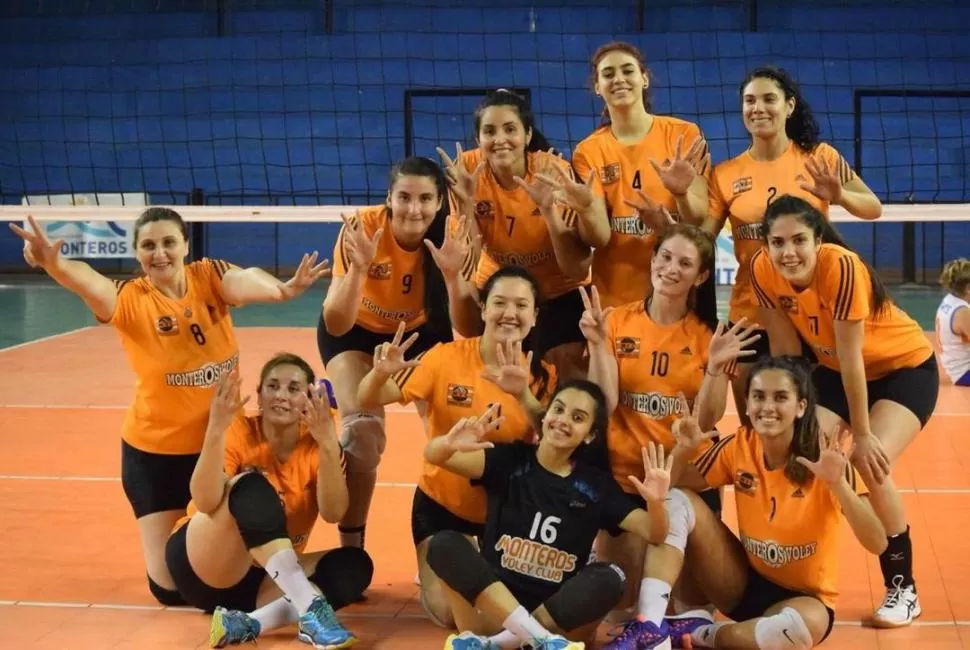 FESTEJO. A las jugadoras apenas les sobran dos dedos para contabilizar los títulos. 