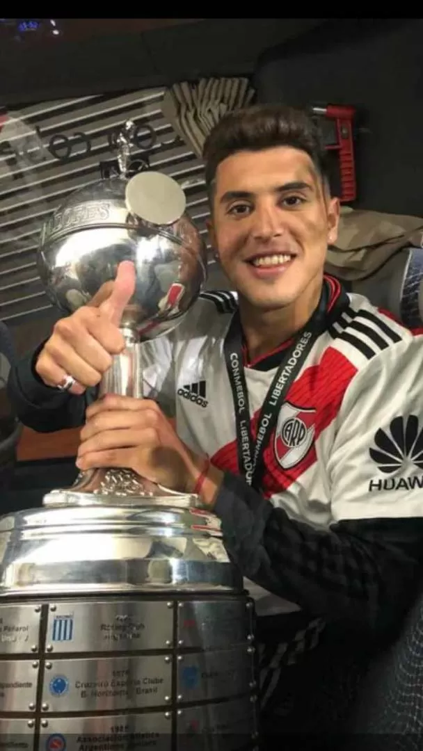 INSEPARABLES. Exequiel junto a la Copa Libertadores, con la que soñó durante mucho tiempo. Ahora, va por la del Mundial.  