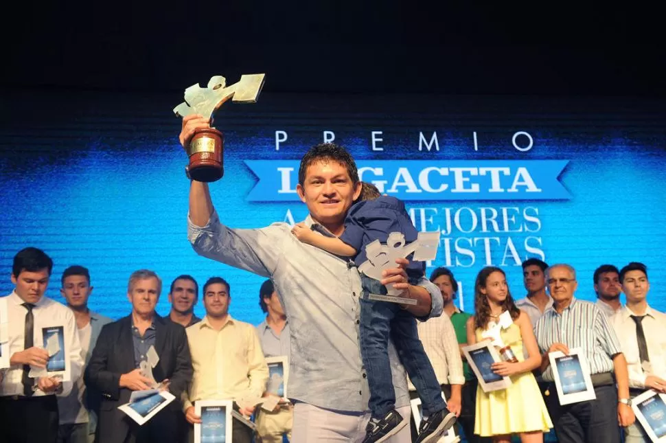 MANOS LLENAS. Rodríguez recibió emocionado el premio mayor. “El Pulguita” tuvo que maniobrar: al Canillita dorado lo puso en alto con su brazo derecho y con el otro sostuvo el otro premio y a su hijo Bautista. la gaceta / foto de hector peralta