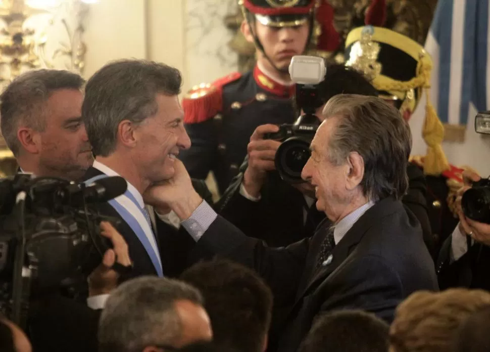 POCAS VISITAS DE FRANCO A LA ROSADA. El padre del Presidente estuvo en la asunción de Mauricio. Fue una de sus pocas apariciones en público. archivo 