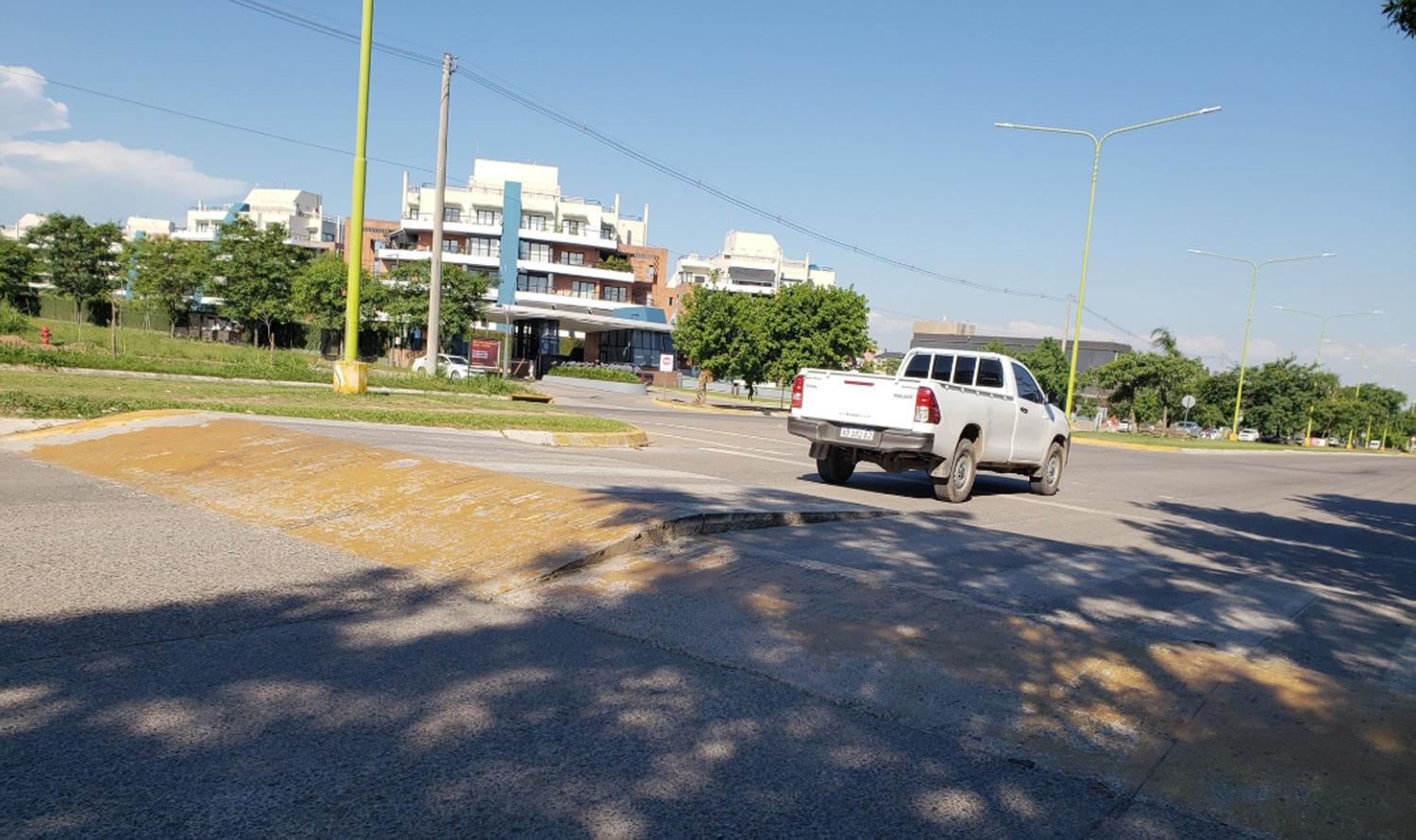 Un día de calor bastó para destruir una rampa mal hecha en la avenida Perón