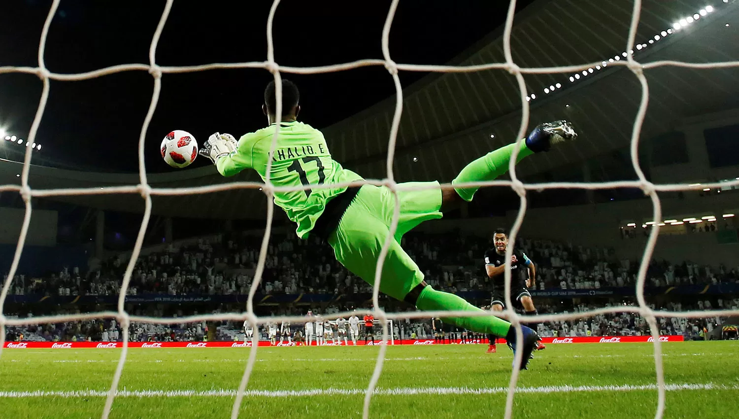 El arquero Khalid Eisa fue el héroe del equipo local, al detener dos remates desde los 11 metros. (REUTERS)