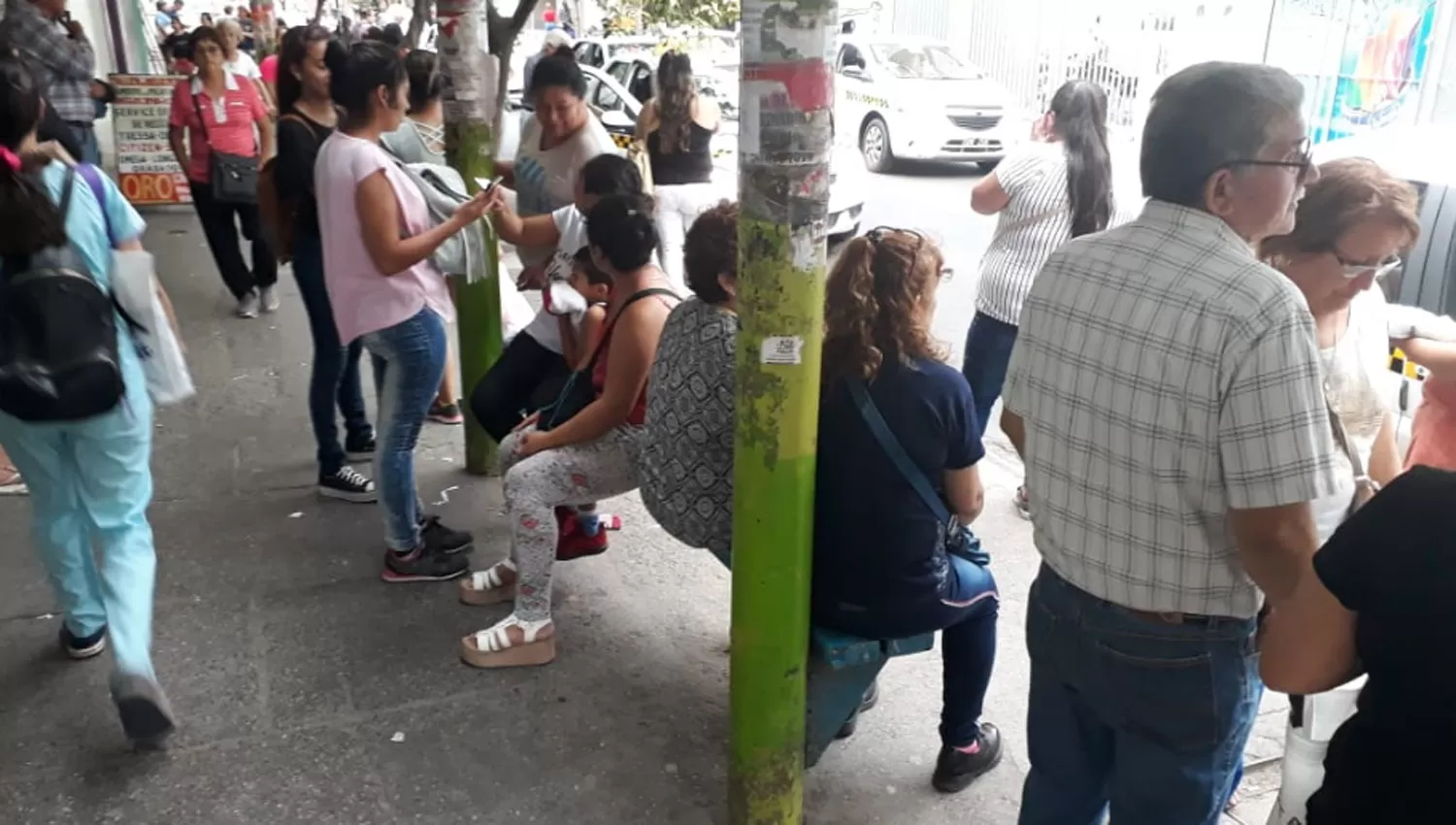 PARADAS LLENAS. Cientos de usuarios se encuentran varados en el microcentro sin la posibilidad de trasladarse. 