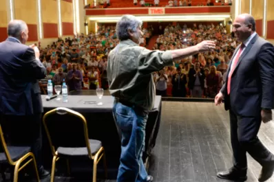 Manzur insta a Macri a sacar al país de la timba financiera