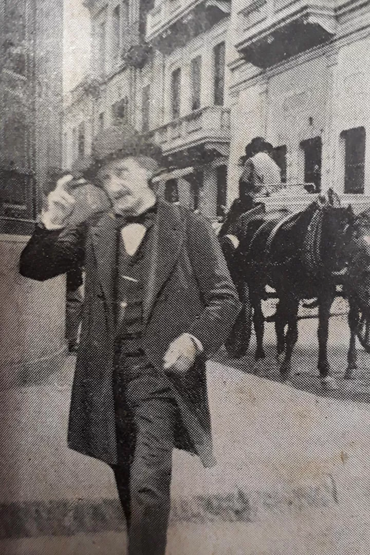 BARTOLOMÉ MITRE. El ex presidente fotografiado mientras saludaba, en una calle de Buenos Aires 