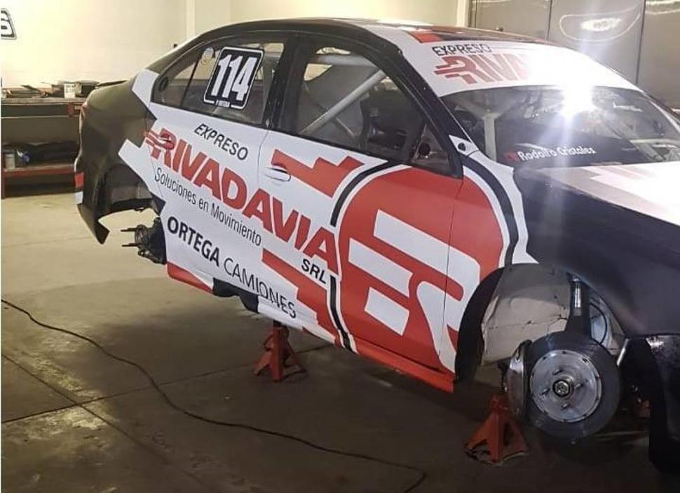 ASÍ SE VE. El VW Vento de Ortega fue alistado en el taller de Alifraco Motorsport. FOTO DE DARÍO GALLARDO 