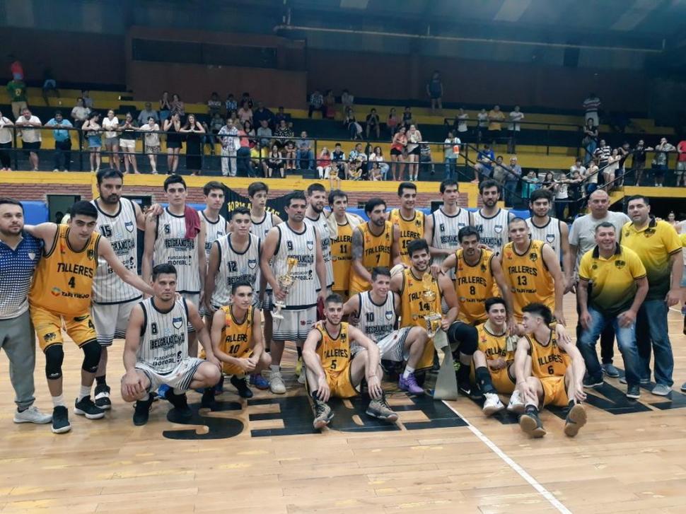 EJEMPLO. Al término del partido, jugadores de ambos equipos posaron juntos en la mitad de la cancha: rivales, no enemigos. prensa club belgrano