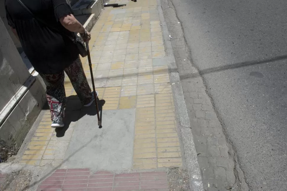 ARREGLO. Así luce una vereda céntrica que ya fue arreglada por operarios de la Municipalidad capitalina. LA GACETA / FOTOS DE JORGE OLMOS SGROSSO.- 