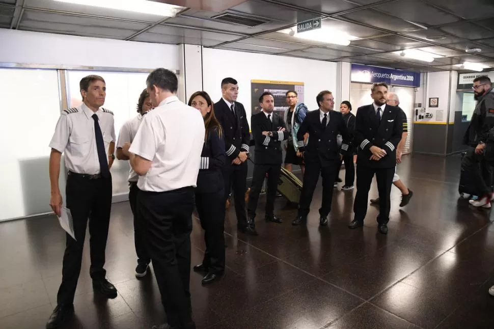 EN AEROPARQUE. Los pilotos anunciaron ayer una nueva medida de fuerza en contra de una resolución de la ANAC sobre los pilotos extranjeros. télam