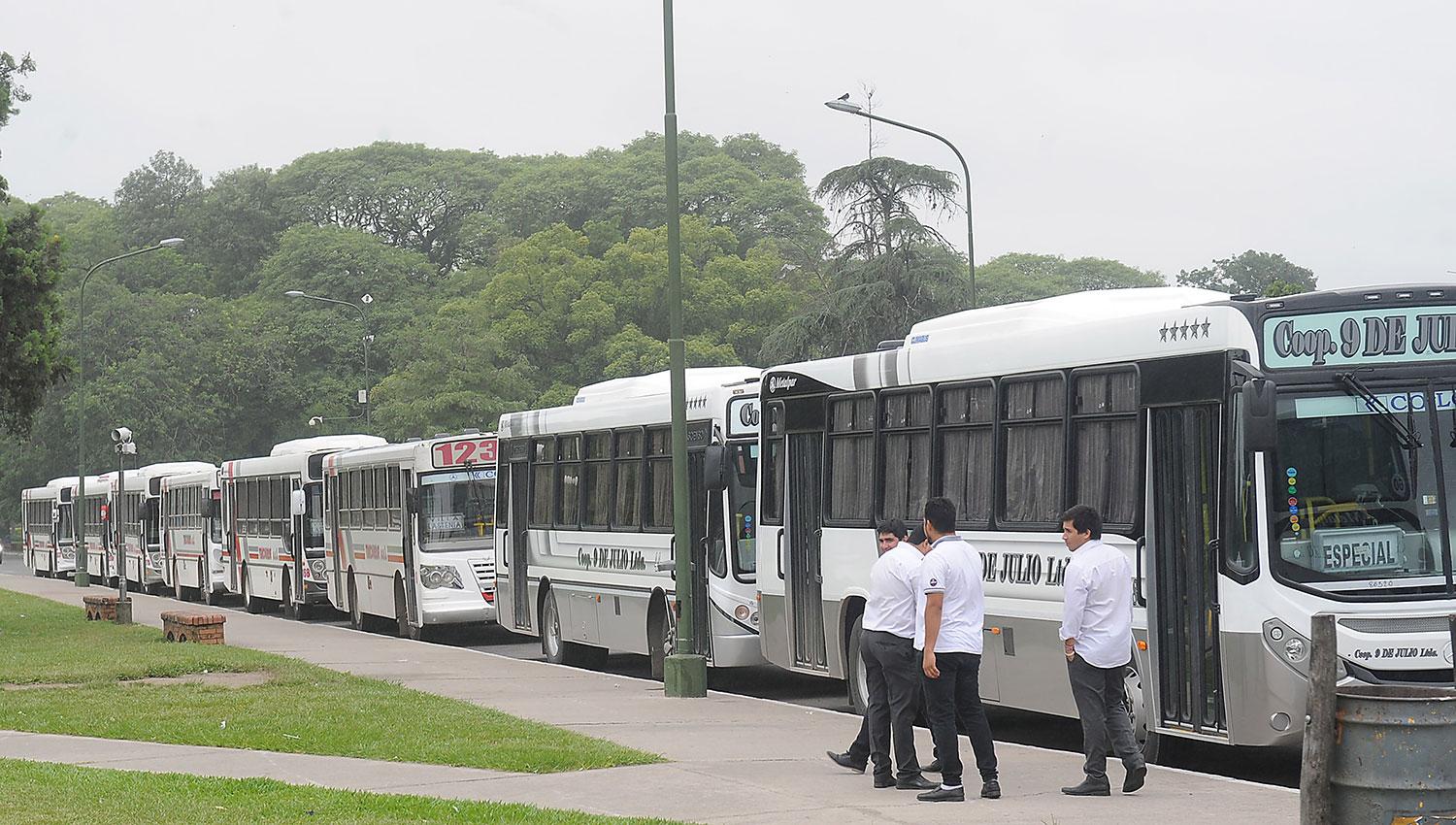 Los colectiveros pararon hoy para reclamar mayor seguridad. LA GACETA/FOTO DE HÉCTOR PERALTA