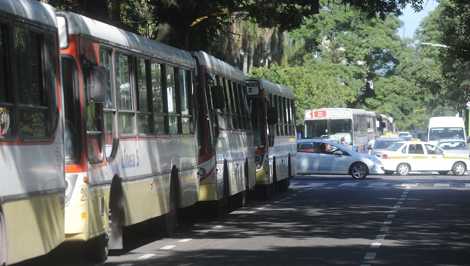 Las líneas urbanas e interurbanas pararán por 24 horas. ARCHIVO