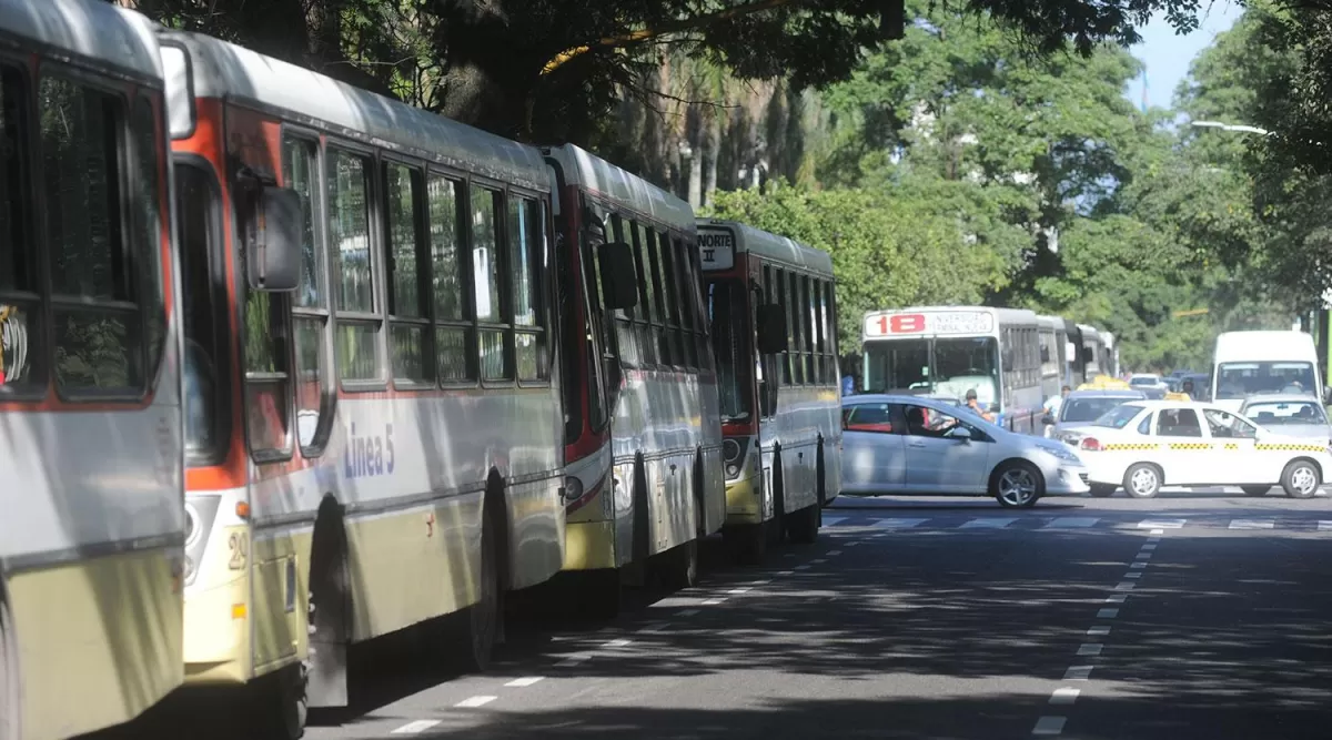 PARO DE COLECTIVOS. La medida se extendería durante 24 horas.