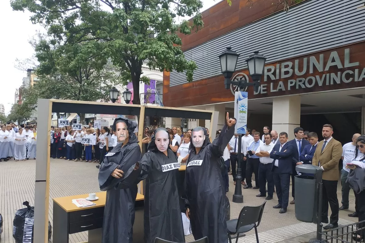 Con una representación artística, protestaron frente al Tribunal de Cuentas