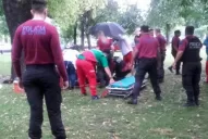 Una mujer murió y un hombre quedó grave luego de que les cayera un rayo