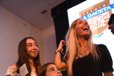 Lucchetti y su familia, tras el premio de LA GACETA: nada como ser felices