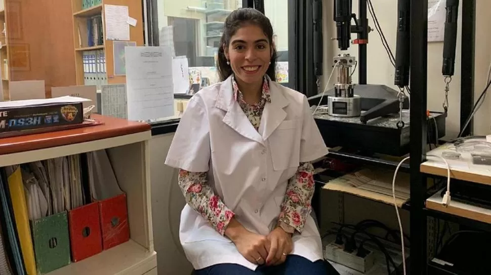 EN SU LABORATORIO. Florencia González Lizárraga está orgullosa del nivel de la ciencia en Tucumán. PRENSA SCAIT.-