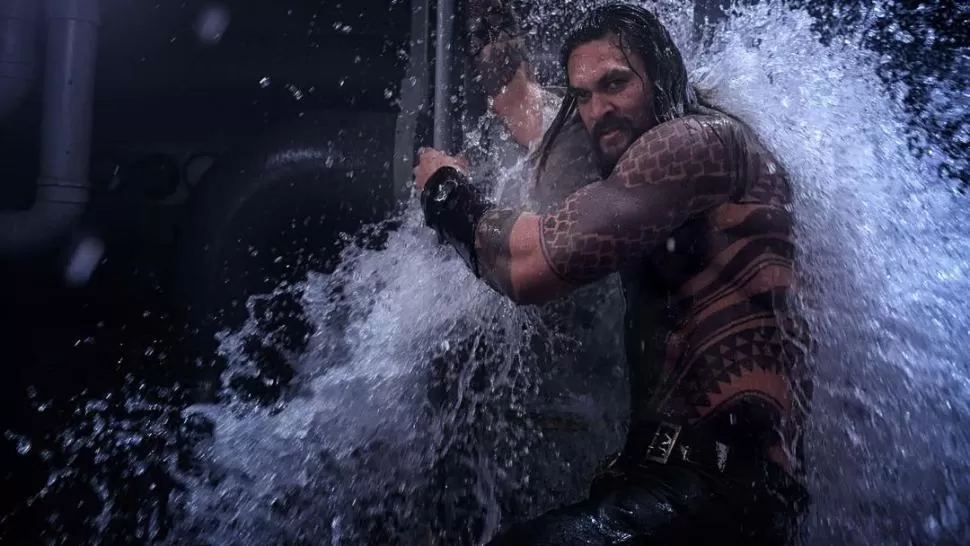 PODEROSO. Jason Momoa compone a un Aquaman terrestre y marino. credito