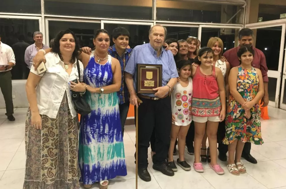 CON FUERZA FAMILIAR. “Titalo” Ponce de León, rodeado de sus afectos, en una noche llena de emociones para todos. PRENSA URT