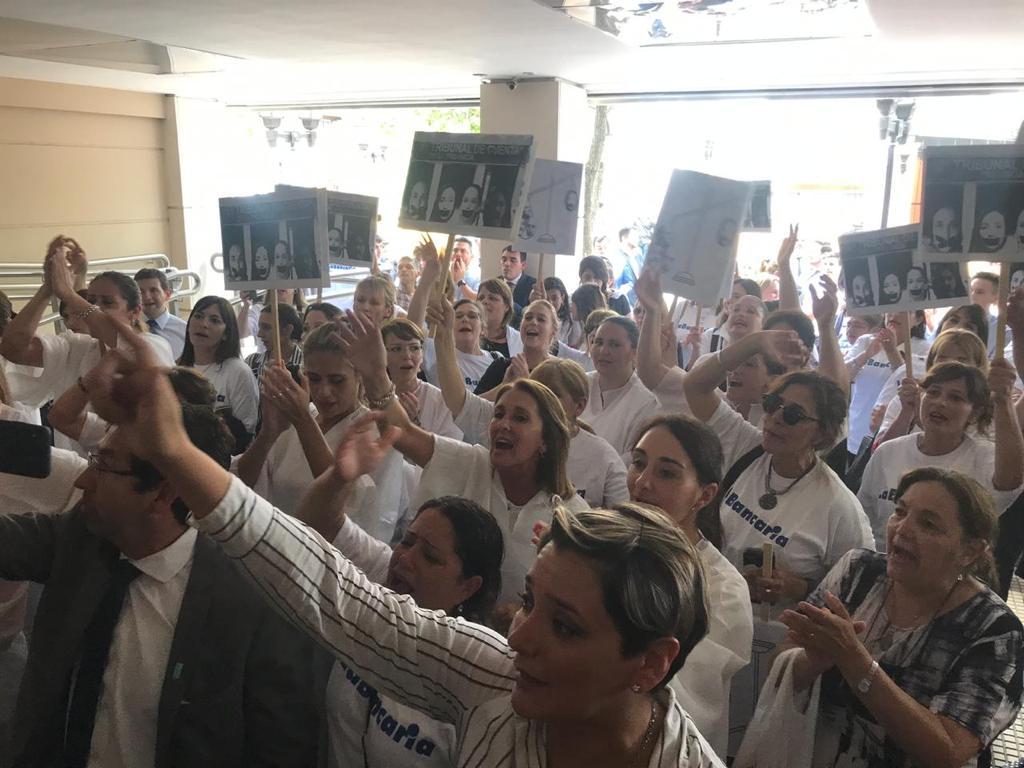 Con una representación artística, protestaron frente al Tribunal de Cuentas