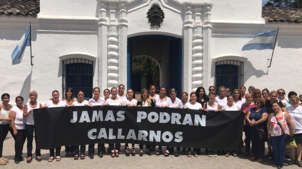 Con una representación artística, protestaron frente al Tribunal de Cuentas