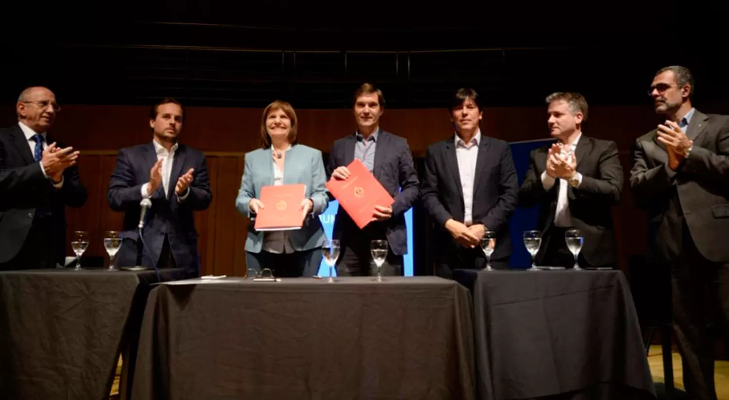 PUSIERON LA FIRMA. Con la ministra Bullrich a la cabeza adelantaron el pasaporte del hincha.