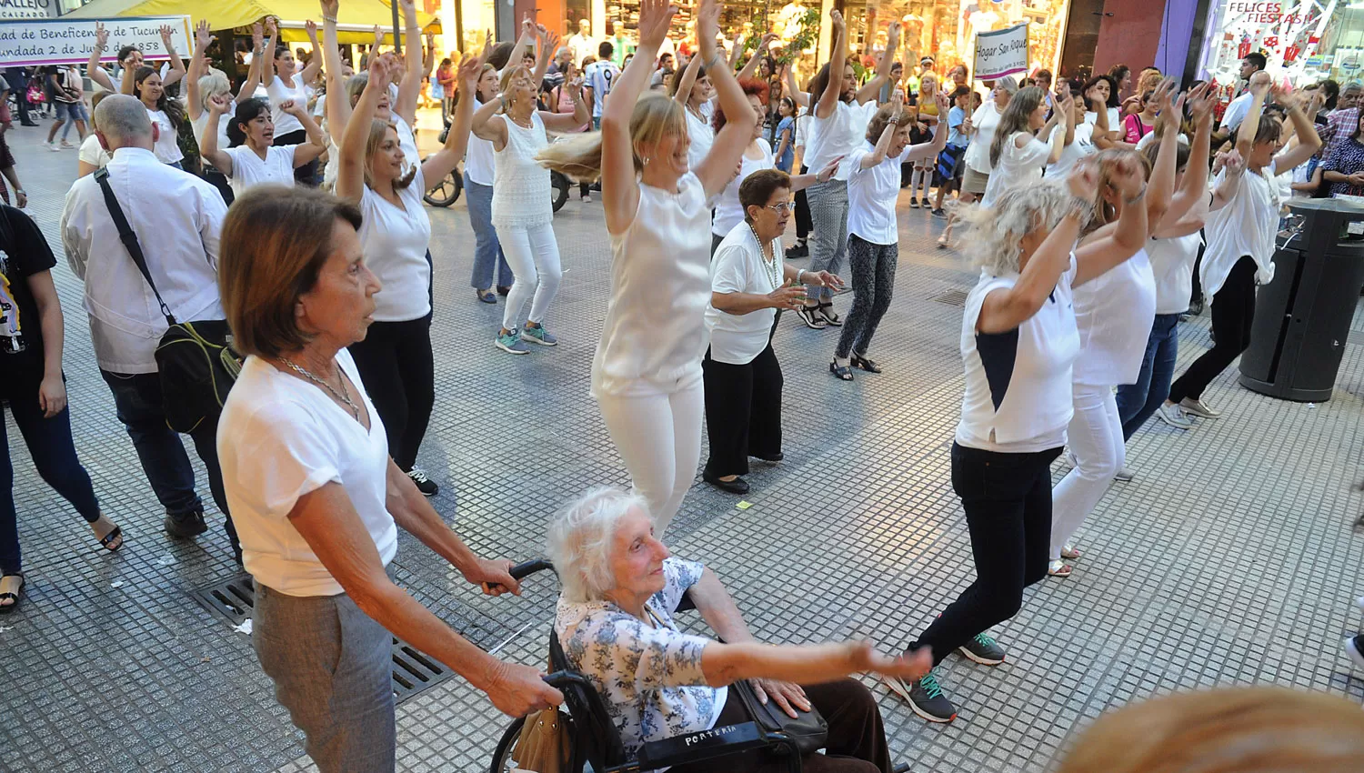 Nadie se perdió la fiesta en la peatonal Mendoza. LA GACETA/FOTOS DE HÉCTOR PERALTA