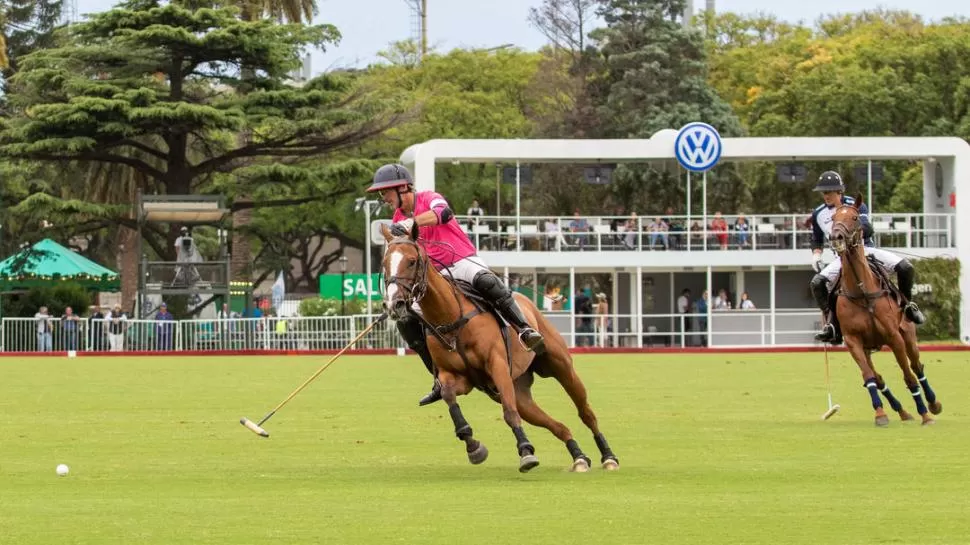 EN ACCIÓN. Postal de la semifinal en la que La Dolfina venció a La Aguada el fin de semana pasado. FOTOS GENTILEZA EMILIANO ARANO Y DAN RUEMESER.-