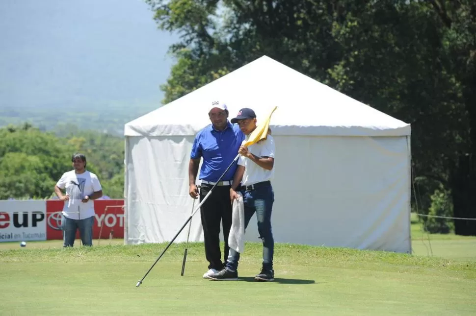 CONSEJERO. “El título que logré es en parte por el gran apoyo que tuve de mi hijo Lautaro, que fue mi caddie”, dijo Jorge. LA GACETA / FOTO DE HÉCTOR PERALTA.- 