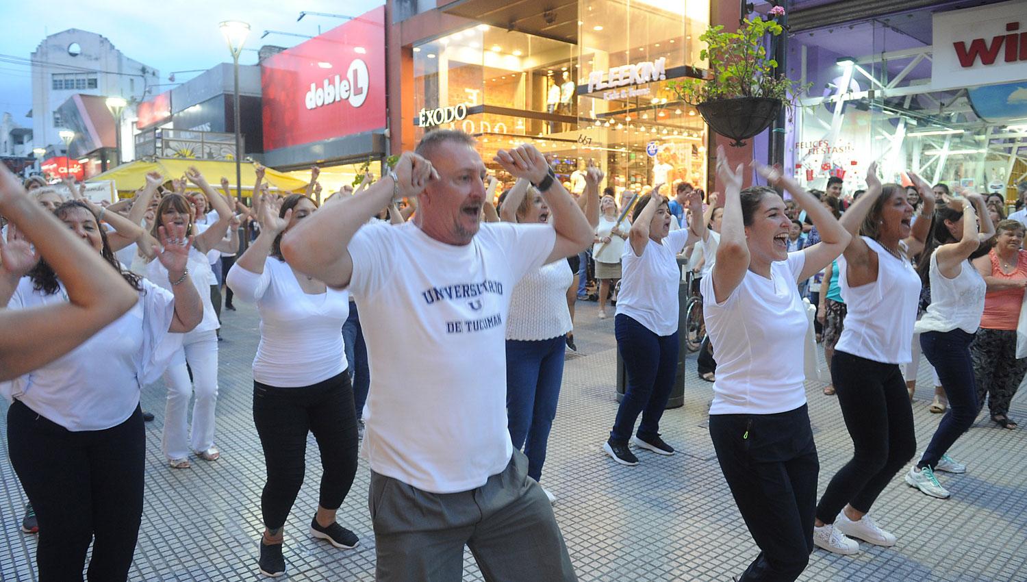 La Sociedad de Beneficencia de Tucumán le puso fiesta a la peatonal Mendoza