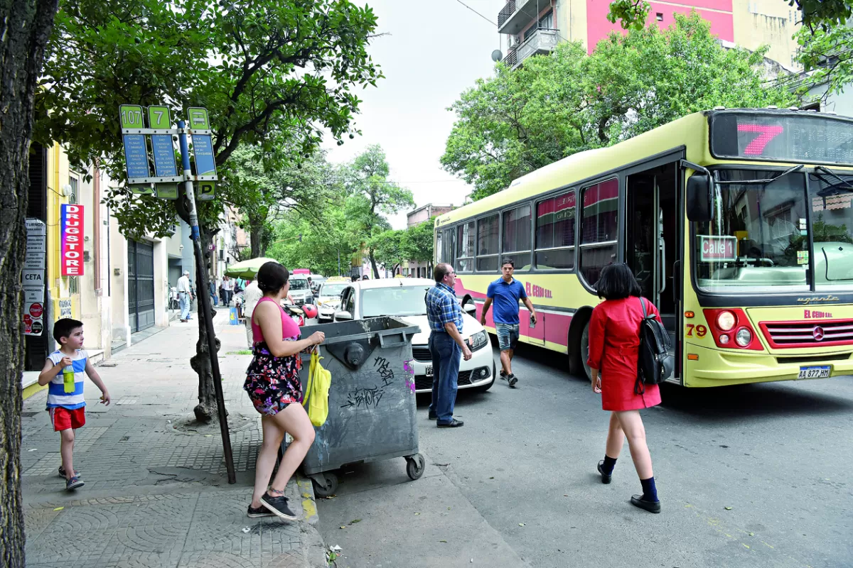 ESTORBO. Los contenedores obstaculizan el carril exclusivo de los ómnibus. LA GACETA / FOTO DE ANALÍA JARAMILLO.-