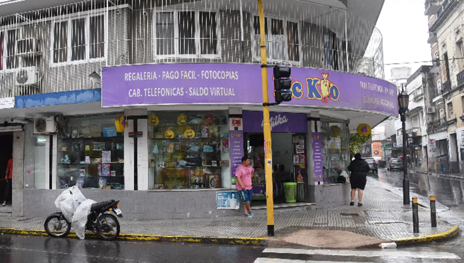 ROBO. El kiosco asaltado se encuentra a una cuadra de la plaza Independencia. 