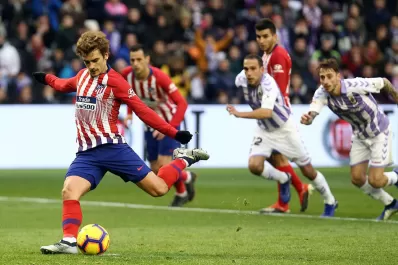 Atlético de Madrid logró una sufrida victoria y alcanzó en la punta a Barcelona
