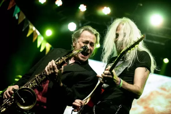 En la “Kermesse Redonda” se  juega con la celebración y el pogo