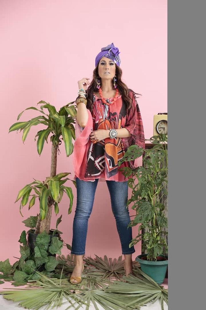 BELLEZA Y SOBRIEDAD. Una variedad de collares y de aros para lucir tu presencia.