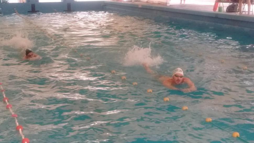 DIFERENTES. Moreno, al fondo, entrena para ganar hoy, y Bertola lo acompaña. la gaceta 