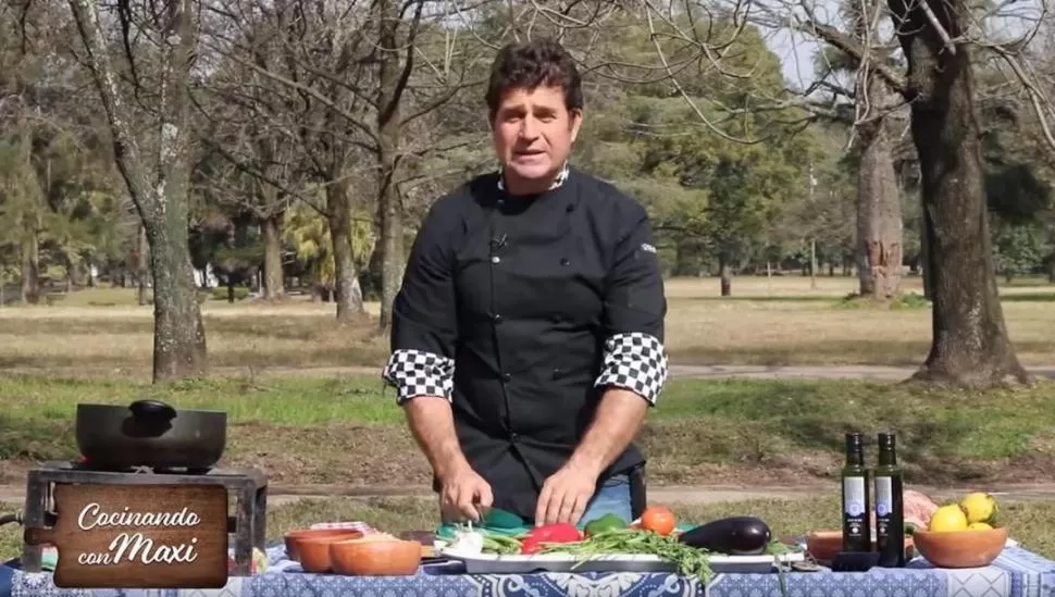 AL AIRE LIBRE. El chef Maximiliano Cáceres Cano en plena tarea durante la grabación de su ciclo para LA GACETA PLAY. 
