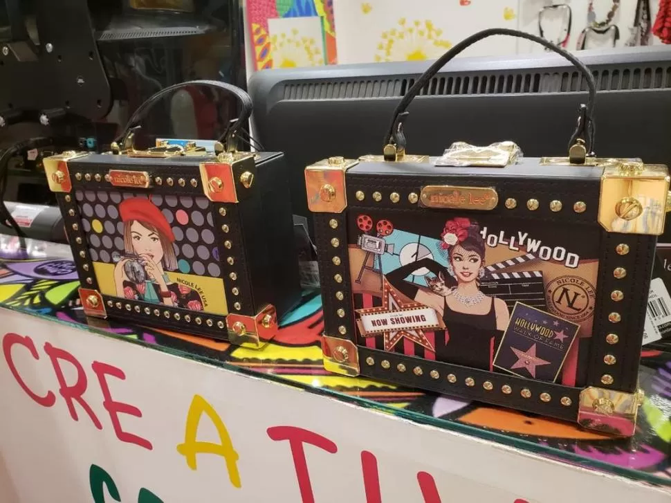 COLORIDA Y FRESCA. Una túnica: la opción para pasar las Fiestas en el calor tucumano.  