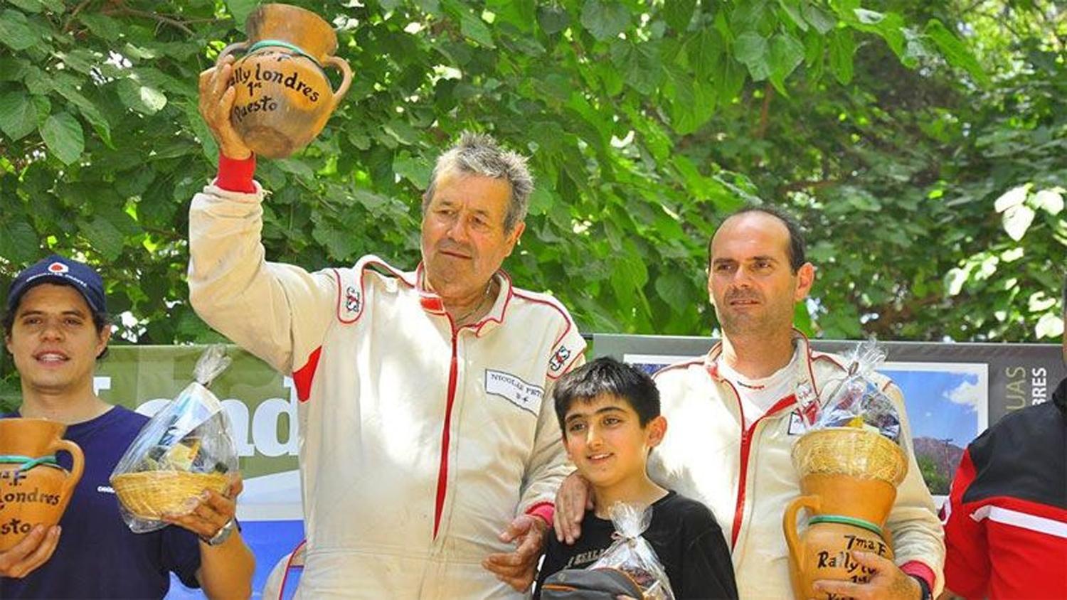 GANADOR. Nicolás Petrich levantando la copa en una de las competencias en las que participó.