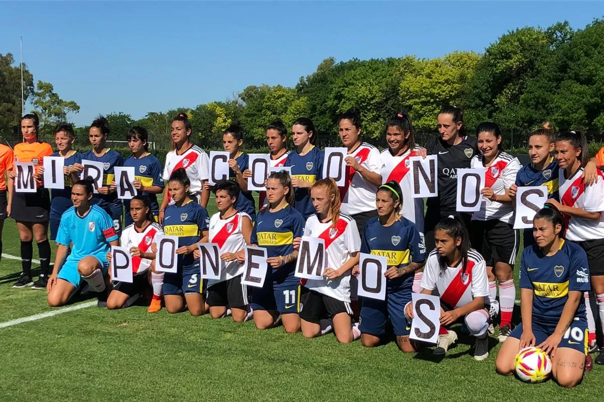 UNIDAS POR UNA CAUSA. Las futbolistas de Boca y River posaron con un claro mensaje.