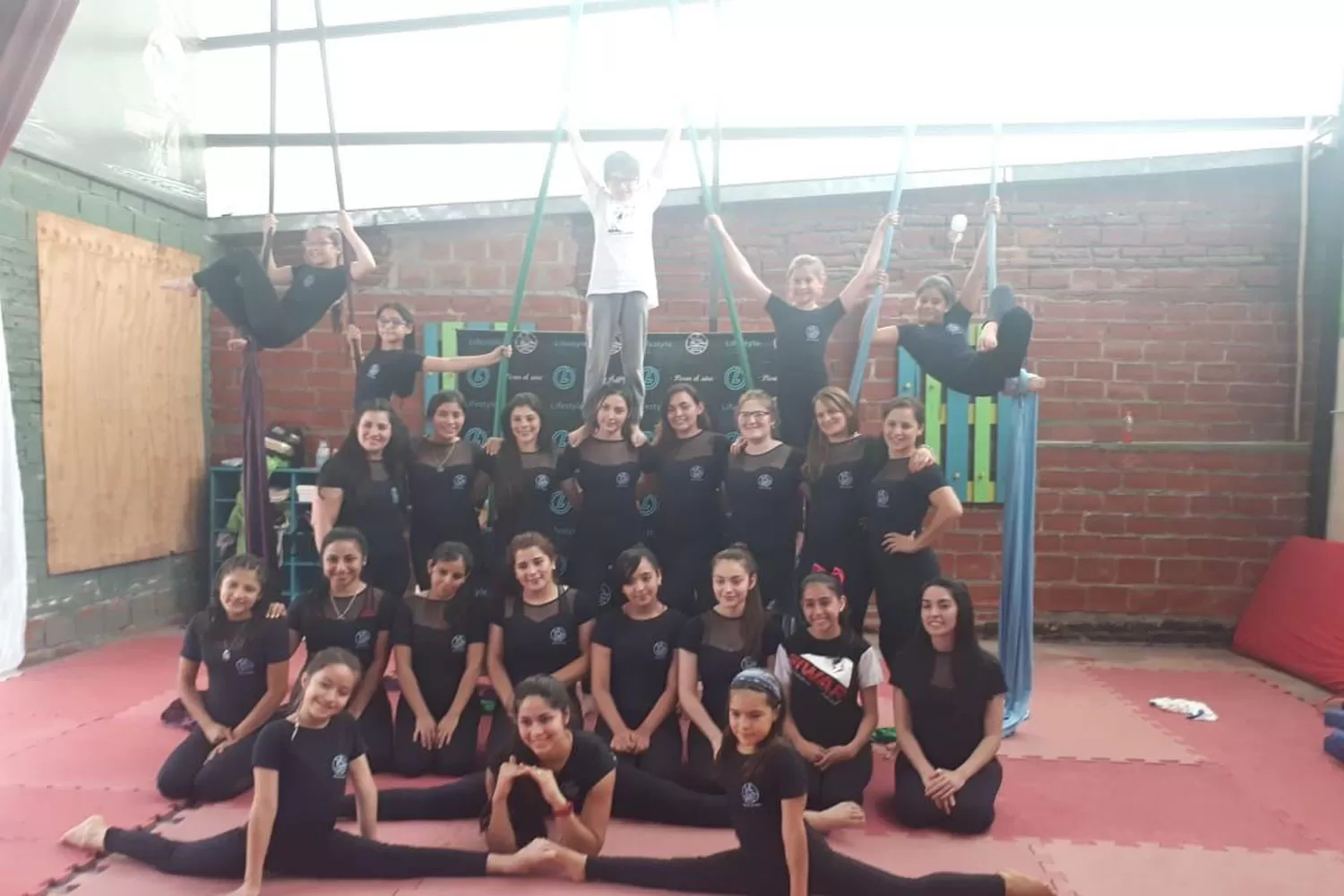 ESCUELA DE ACROBACIA Y TELA AIR FIT/